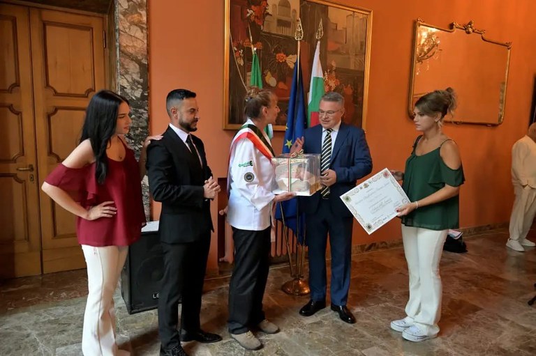Simona Lauri con l'Ambasciatore di Bulgaria Todor Stoyanov